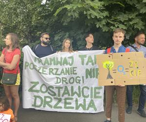 Protest mieszkańców przeciwko wycince drzew pod budowę linii tramwajowej do Mistrzejowic.