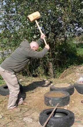 "Living machine" - Earthship samowystarczalny dom ekologiczny z odpadów 