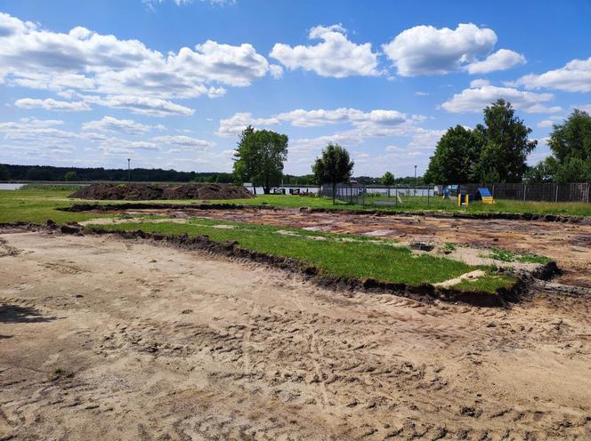 ZOBACZ ZDJĘCIA z postępów budowy toru pumptrack nad zalewem Muchawka