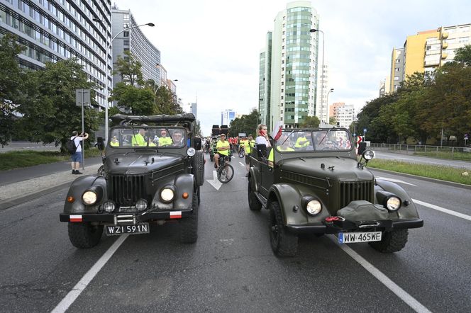 Biało-czerwonym peletonem rowerzyści uczcili Powstanie Warszawskie 