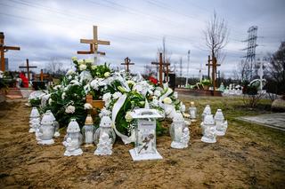Weronika i Wiktoria spoczęły pod kołderką białych róż. Ostatnia droga tragicznie zmarłych sióstr
