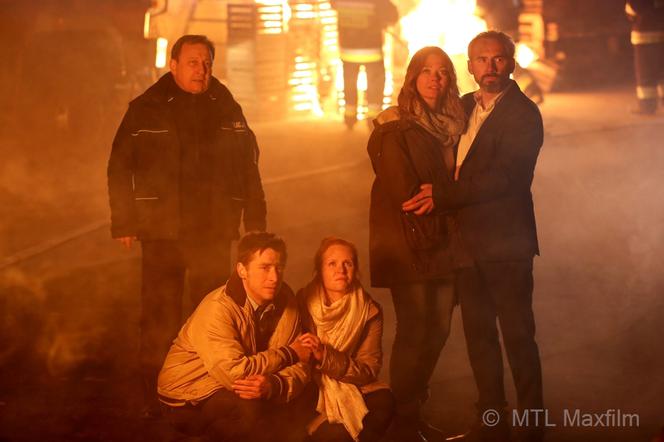 M jak miłość odc. 1151. Kacper Kuszewski (Marek), Dominika Kluźniak (Ewa), Tamara Arciuch (Anna), Jacek Kopczyński (Adam Werner), Staszek (Sławomir Holland)