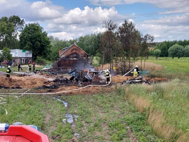 Sielec. 7-latek zaprószył ogień i zniknął w kłębach dymu! Spalone gospodarstwo!