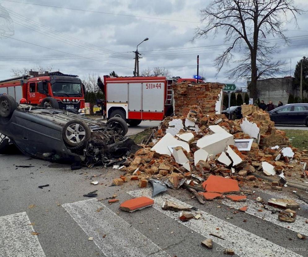 Radomsko. Kapliczka kompletnie zniszczona. Szokujący wypadek. Policja poszukuje mężczyzny z renaulta [ZDJĘCIA]