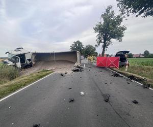 Audi zmiażdżone, ciężarówka na boku. 48-letnia kobieta zginęła w tragicznym wypadku 