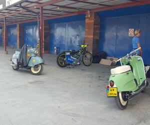 Osy kręciły kółka na stadionie żużlowym w Lesznie. Ogólnopolski zlot skuterów Osa Osieczna-Leszno 