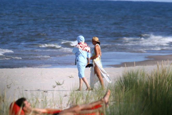 Grażyna Szapołowska i Dorota Goldpoint na plaży 