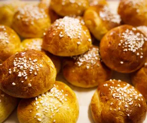 Pikkupullat, czyli fińskie bułki kardamonowe. Z tym przepisem udadzą się za pierwszym razem