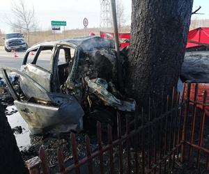 Śmiertelny wypadek pod Zgierzem! Mężczyzna spłonął w objętym pożarem fordzie [ZDJĘCIA]