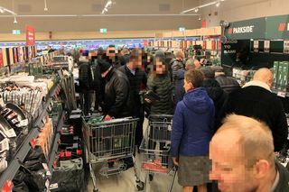 Tłum na otwarciu nowego Lidla w Warszawie