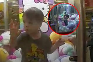 3-latek utknął w automacie z zabawkami! Ojciec był zachwycony