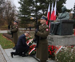 Warszawa. Prezydent Andrzej Duda złożył wieńce przed pomnikami Ojców Niepodległości