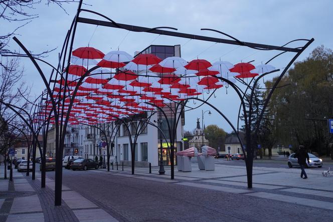 Niepodległościowe parasolki nad Kilińskiego. Zobacz atrakcję Białegostoku w nowej odsłonie [ZDJĘCIA]