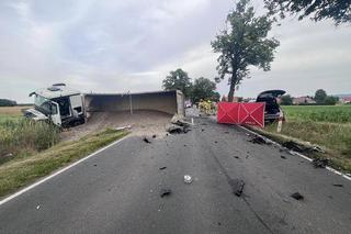 Śmiertelny wypadek pod Dzierżoniowem. Ciężarówka zderzyła się z osobówką 