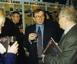 ŻYCIE W ARCHITEKTURZE, wystawa pokonkursowa, w środku Jacek Cybis