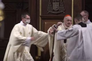 Kamera uchwyciła moment zasłabnięcia kardynała Nycza. Wygląda to strasznie [WIDEO]