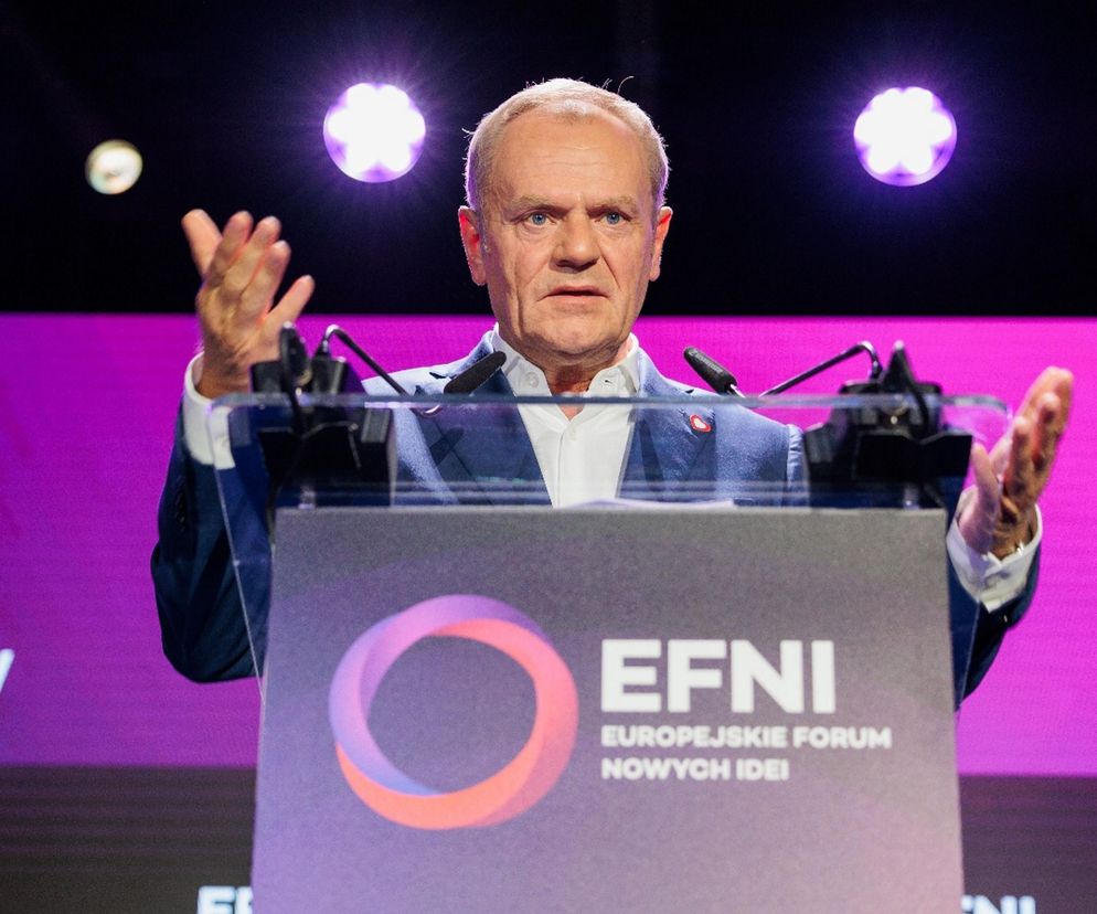 Premier Donald Tusk przemawiający na Europejskim Forum Nowych Idei (EFNI) w Sopocie, stojący za mównicą z logo konferencji na tle fioletowych świateł, wygłaszający przemówienie o znaczeniu dialogu i bezpieczeństwa. Więcej na Super Biznes.