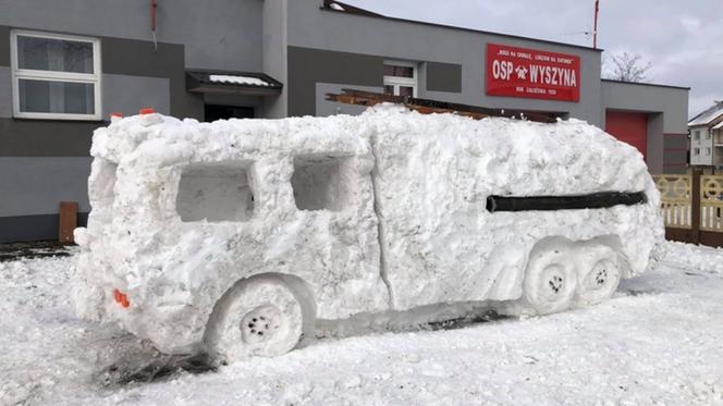 Ulepili wóz strażacki ze śniegu, bo nie doczekali się prawdziwego! [RAPORT Z ANTENY 15.02.2021]