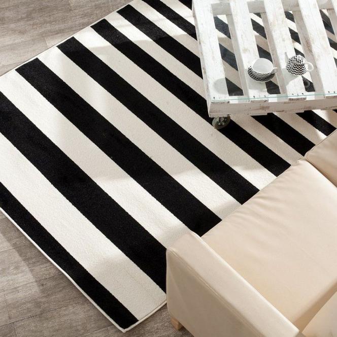 Czarno-biały dywan w paski