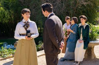 La Promesa: Pod naciskiem rodziców Manuel godzi się jechać do Jimeny