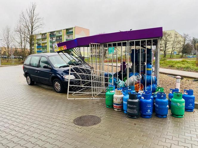 Przerażające zderzenie na stacji paliw pod Rawą Mazowiecką. Kierująca chryslerem mogła doprowadzić do wybuchu