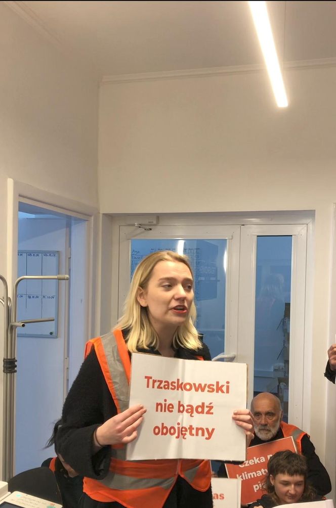 Działacze Ostatniego Pokolenia w siedzibie sztabu kandydata KO