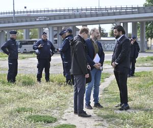 Komornicy na Modlińskiej. Nerwowe starcie przy hali na Białołęce. Ostry konflikt kupców z zarządcą hali