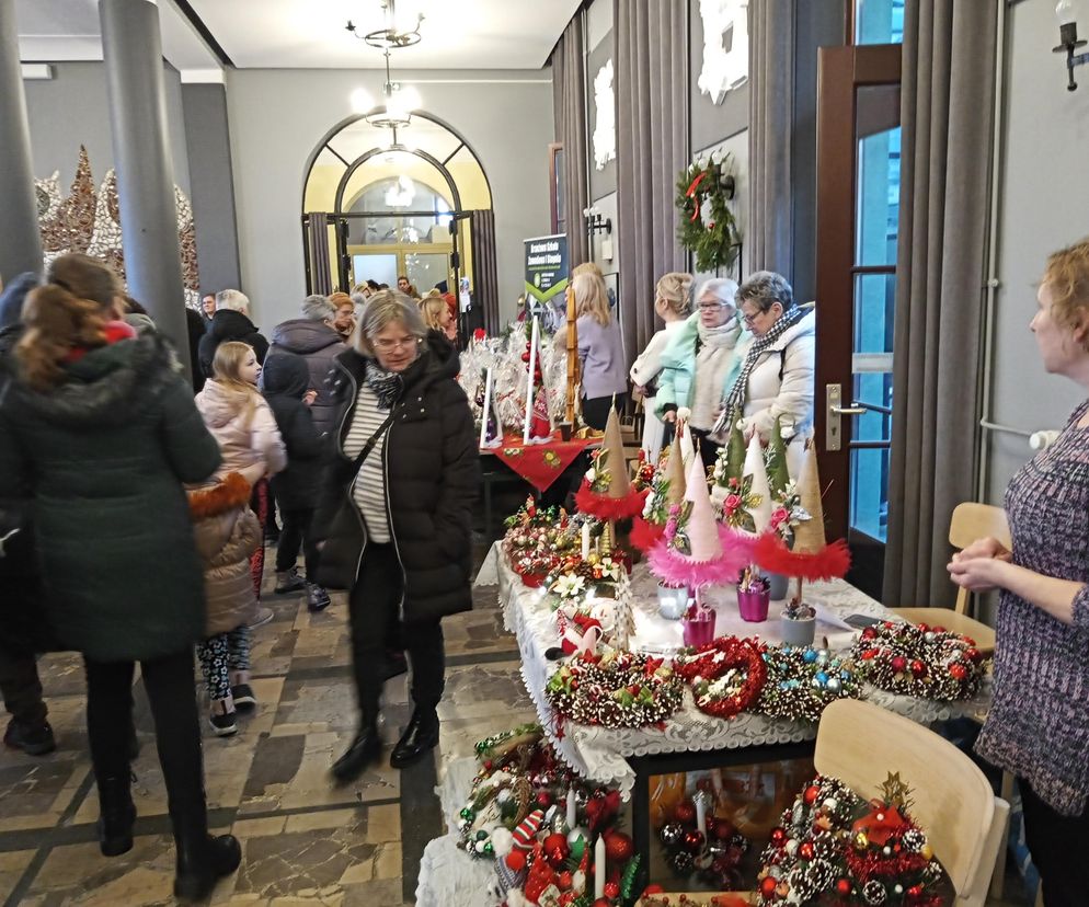 Kiermasz świąteczny ze smakołykami i atrakcjami. Były też zwierzęta