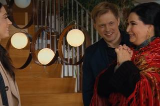 M jak miłość, odcinek 1711. Radek (Philippe Tłokiński), Iza (Adriana Kalska), wróżka cyganka (Elena Rutkowska)