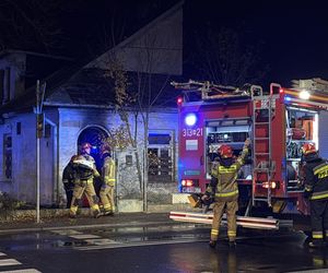 Niebezpieczny pożar w Warszawie. Trzy osoby zatrute dymem, jedna reanimowana