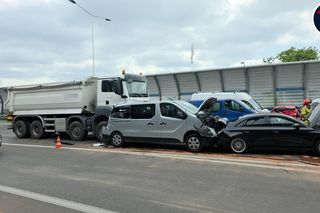 Karambol na S8 w Warszawie. Lądował śmigłowiec LPR. Zderzenie ośmiu pojazdów przed mostem