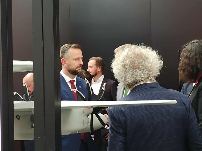 Wicepremier Władysław Kosiniak-Kamysz zwiedzający stoiska na MSPO