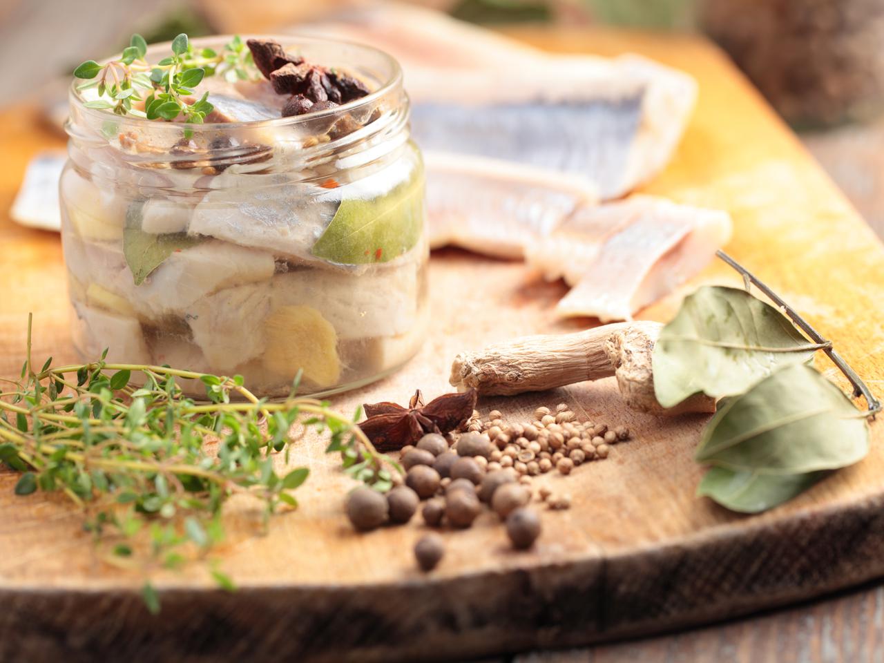 Śledzie w sosie korzenno-miodowym: prosty przepis na Wigilię