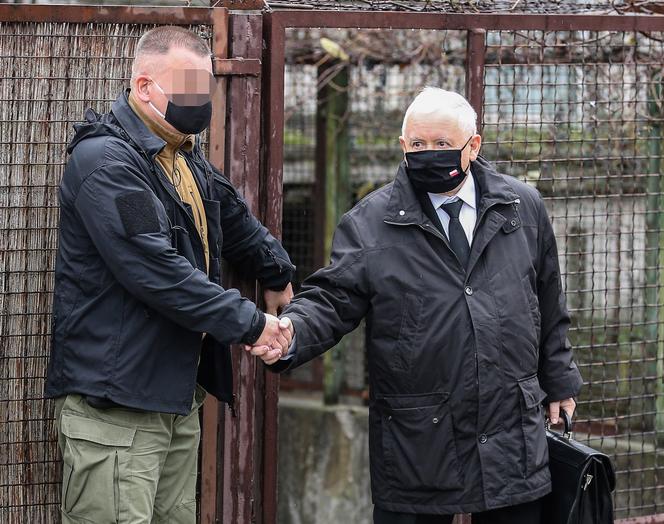 Naczelnik założył maskę