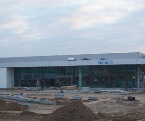 Tak powstaje nowy park handlowy na skraju Białegostoku. Budowa zbliża się do końca!