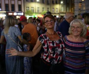 Potańcówka przed Teatrem Śląskim w Katowicach