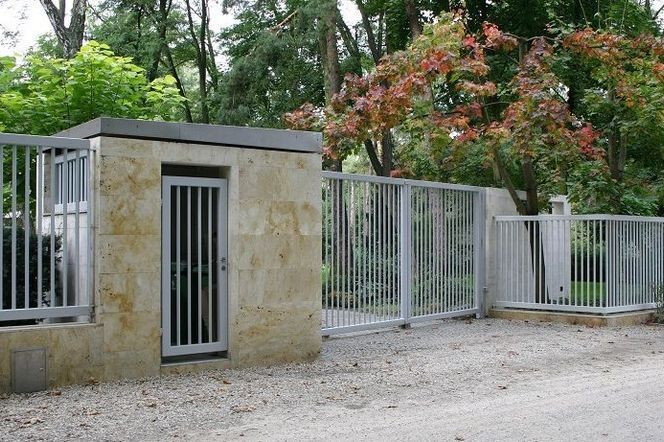 Ogrodzenie wchodzi na działkę należącą do miasta. Czy muszę je przesunąć, płacić za dzierżawę?