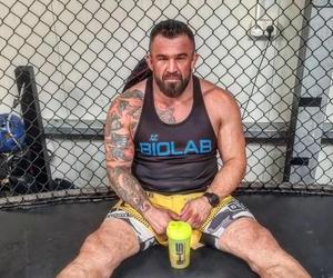 Spadliśmy z krzesła po ujrzeniu, jak 41-letni Daniel Omielańczuk wygląda na chwilę przed walką z Mindą! Forma mutant przed CLOUT MMA 4