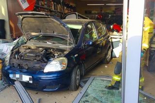 Wjechał autem do środka sklepu! Kasjerka zabrana do szpitala. Szokujący wypadek pod Kościanem