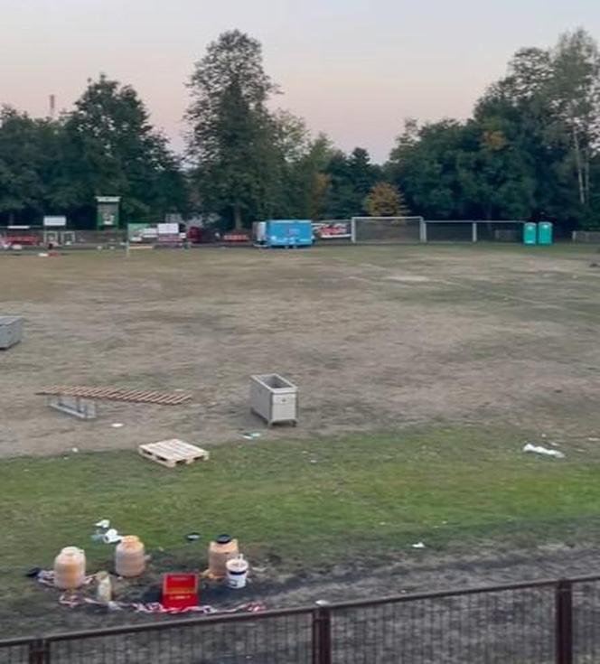 Zniszczona murawa na stadionie w Skarżysku