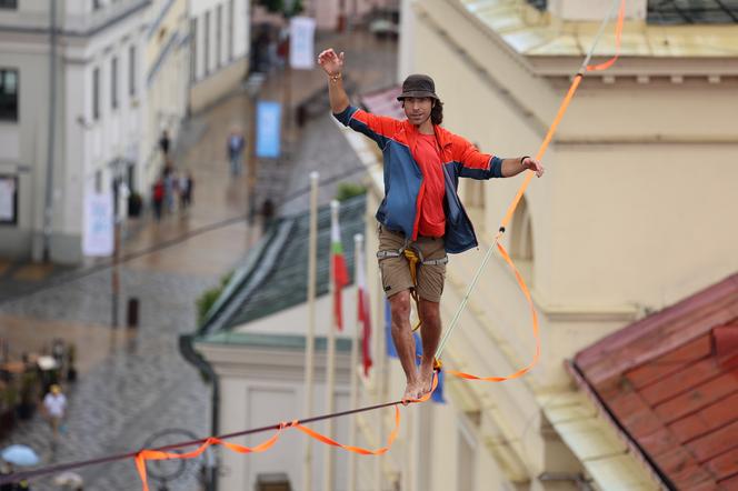   Urban Highline Festival 2023 w Lublinie. Slacklinerzy robią cuda na linach!