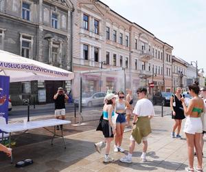 Tarnów walczy z falą upałów. Na ulicach rozdawana jest woda, stanęły również kurtyny wodne