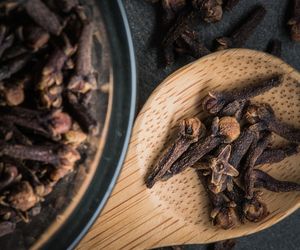 Herbata z goździkami - właściwości zdrowotne. Na co pomoże napar z goździków?