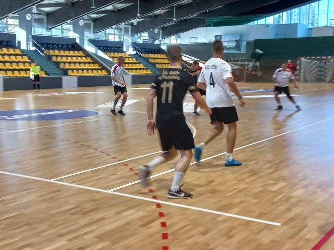 Na co dzień ratują, a dziś grają. Strażacka rywalizacja na parkiecie w Lesznie