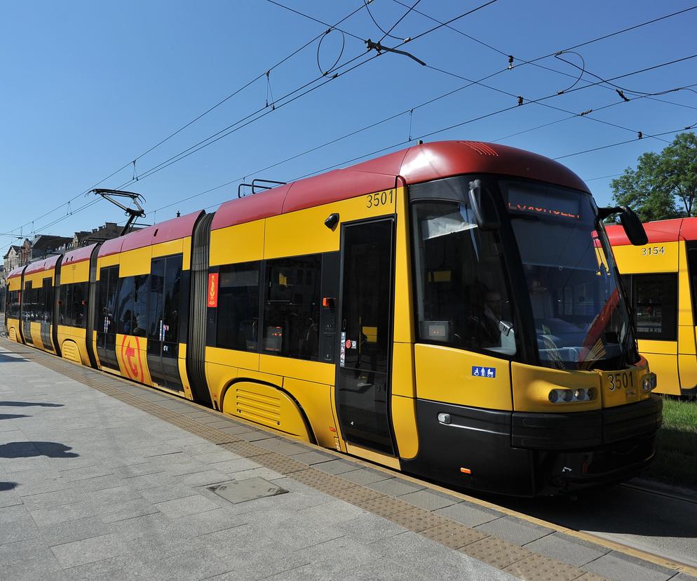 Pasażerowie gniotą się w szóstce. Skandaliczne warunki w tramwajach na Pradze