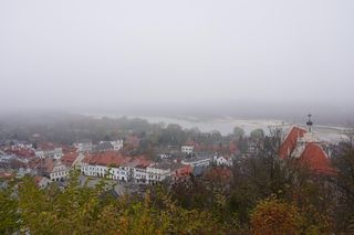 Mglisty Kazimierz Dolny w obiektywie. Miasteczko nad Wisłą przyciąga turystów nawet późną jesienią