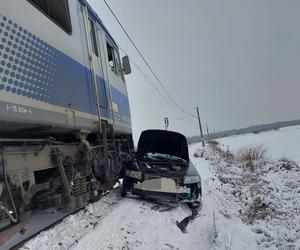 Zderzenie pociągu z samochodem w Charnowie. W wypadku ucierpiała jedna osoba