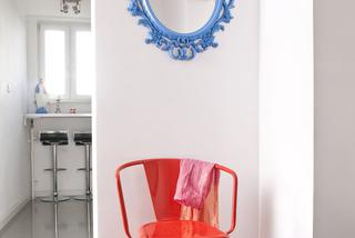 Krzesło w przedpokoju w soczystej czerwieni