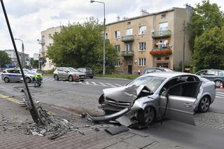 Opel uderzył w latarnię. Kierowcę wyciągali strażacy