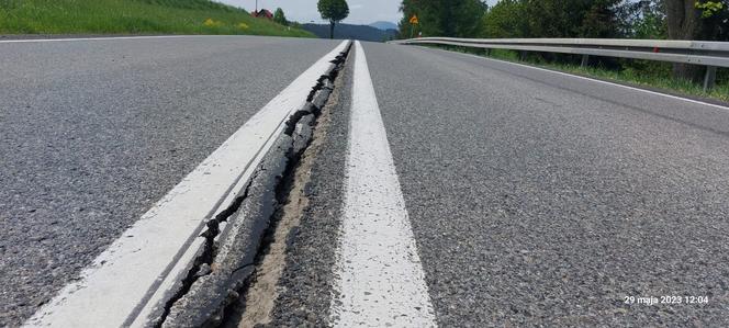Kasina Wielka. Droga krajowa zamknięta przez GDDKiA. Szczeliny w jezdni mają kilkanaście metrów długości